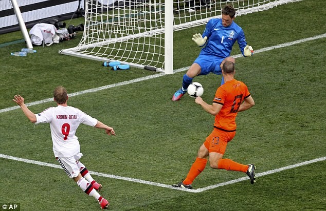 Chủ động phòng ngự chắc chắn nhưng Đan Mạch lại hiệu quả hơn ở khả năng tận dụng thời cơ. Michael Krohn-Delhi bất ngờ ghi bàn mở tỷ số 1-0.